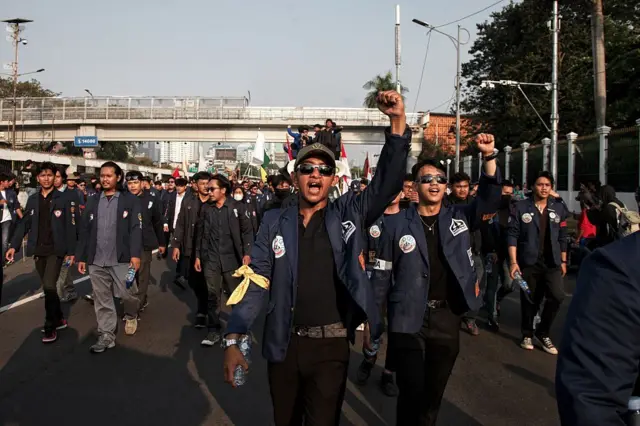 Mahasiswa Trisakti mengadakan demonstrasi di depan gedung Parlemen di Jakarta, Indonesia, pada tanggal 19 Juni 2026