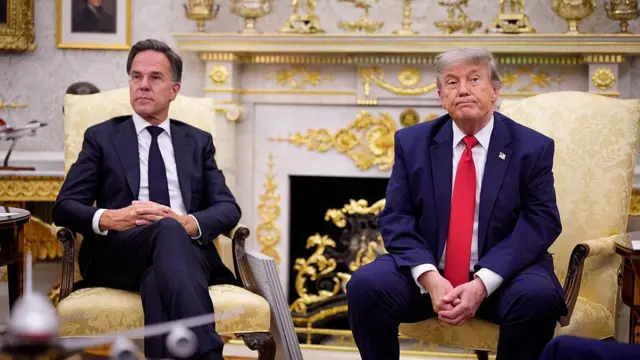 ABD Başkanı Donald Trump (sağda) ve NATO Genel Sekreteri Mark Rutte (solda), 24 Haziran 2026'da Washington DC'deki Beyaz Saray'ın Oval Ofisi'nde bir görüşme sırasında görülüyor.