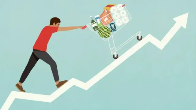 Un homme arpentant les escaliers avec un panier.