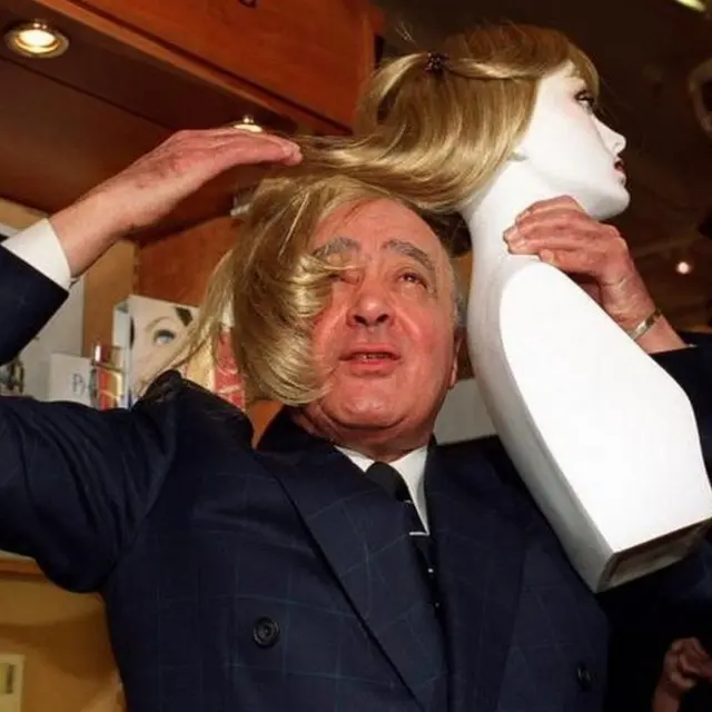 হ্যারডসে মাঝে মাঝে নিজেই ক্রেতাদের মনোরঞ্জন করতেন আল ফায়েদ