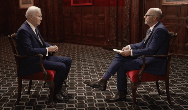 Nick Robinson ve Joe Biden karşı karşıya oturuyor.