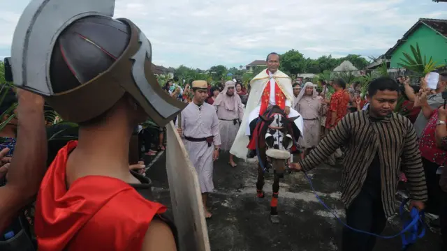 Romo Aloysius Gozaga Luhur Prihadi Pr (kanan kedua) menunggangi kuda saat prosesi perarakan Misa Minggu Palma di Gereja Katolik Santa Maria Bunda Kristus, Wedi, Klaten, Jawa Tengah, Minggu (2/4/2023).