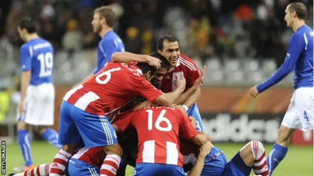 Ubutaliyano bwatsindiye igikombe c'isi ca 2006 ariko inyuma y'imyaka ine bunganya na Paraguay mu rukino rwa mbere, mbere bukaba butatsinze urukino na rumwe mu 2010, buca burangiza ari ubwa nyuma mw'itsinda ryabwo 