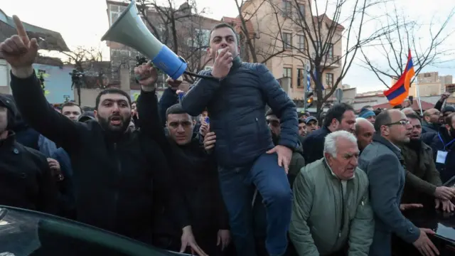 Paşinyan'ın istifasını isteyenler aylardır sokak eylemleri düzenliyor.