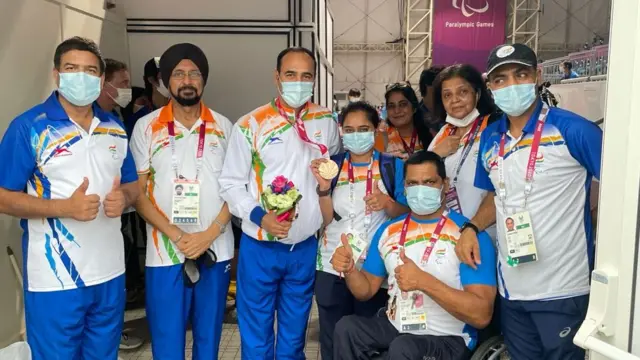 गुरुसरण सिंह टीम के साथ