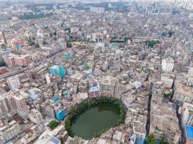 পুরান ঢাকার একটি ছবিতে একটি পুকুর ও তার চারপাশে অসংখ্য ভবন দেখা যাচ্ছে