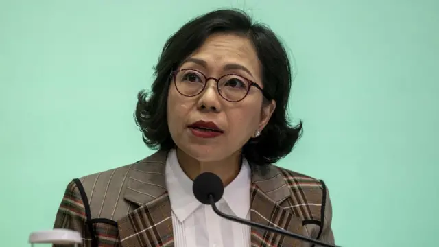 中國香港特區民青局局長麥美娟在新聞發佈會上介紹區議會整改方案（2/5/2023）