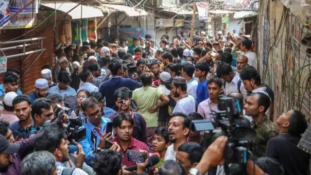 ২০২৫ সালের নভেম্বরে বাংলাদেশের রাজধানী ঢাকাসহ দেশের বিভিন্ন এলাকায় পাঁচ দশমিক সাত মাত্রার ভূমিকম্পের পর অনেকে আতঙ্কে রাস্তায় বেরিয়ে এসেছিলেন।