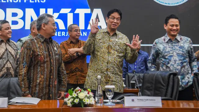 Menteri Keuangan Purbaya Yudhi Sadewa (tengah) berbicang bersama Wamen Keuangan Suahasil Nazara (kiri) dan Thomas Djiwandono (kanan) sebelum memberikan keterangan pada konferensi pers APBN KiTa edisi Januari 2026 di Jakarta, Kamis (8/1/2026).