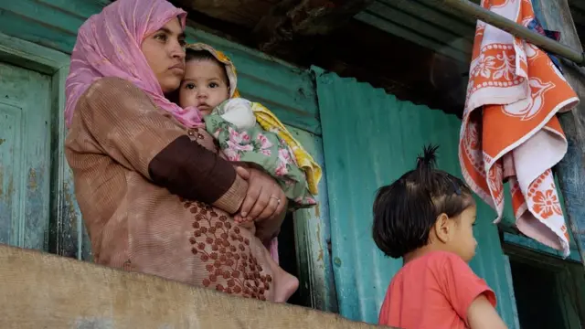 شازیہ محمود اپنے بچوں کے ساتھ