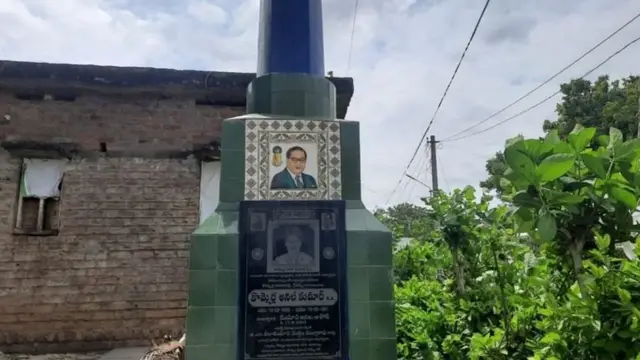 गोळीबारात मरण पावलेल्या अनिल कुमार यांच्या स्मृतिप्रीत्यर्थ उभारलेला स्तंभ