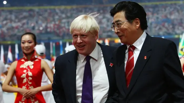 Boris Johnson, entonces alcalde de Londres, posó así con su homólogo de Pekín, Guo Jinlong, durante la clausura de los Juegos Olímpicos de 2008, pero tampoco ha tenido palabras agradables para China.