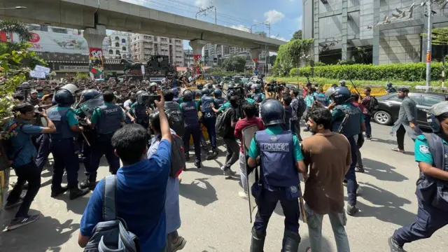  মুখোমুখি অবস্থানে পুলিশ আন্দোলনকারী 