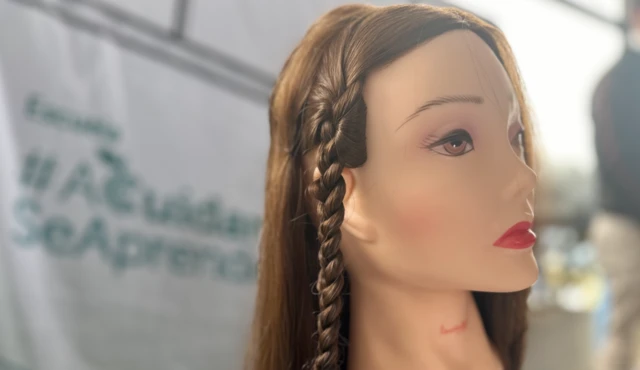 Maniquí con una trenza hecha en uno de los ejercicios prácticos.