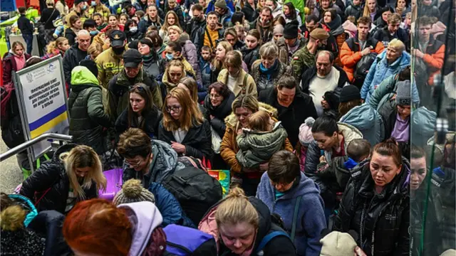 Мільйони українських жінок та дітей за кордоном стали одним із факторів тиску на курс гривні