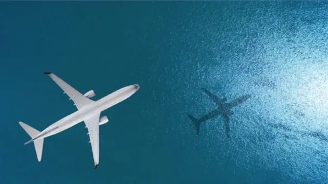 Avião sobre o mar