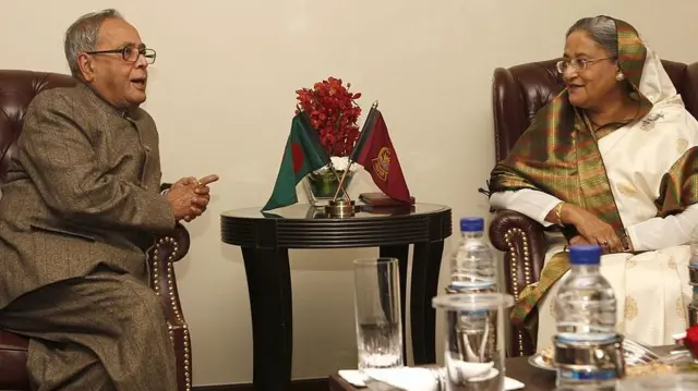 પ્રણવ મુખર્જી તથા શેખ હસીનાની તસવીર 