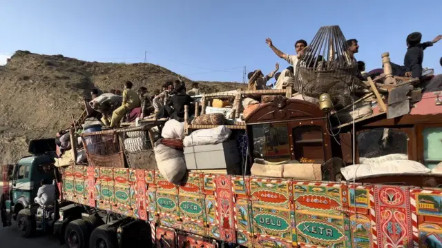 နယ်စပ်ကို သွားနေကြသူတွေ 