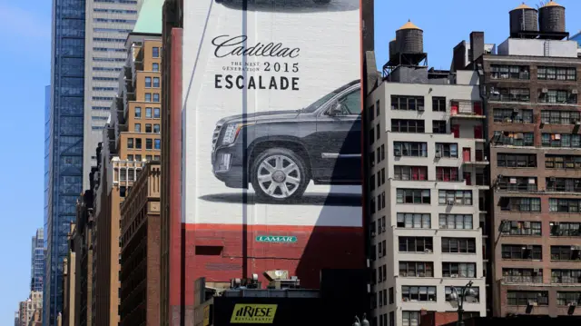 Outdoor anunciando um automóvel na parede de um prédio