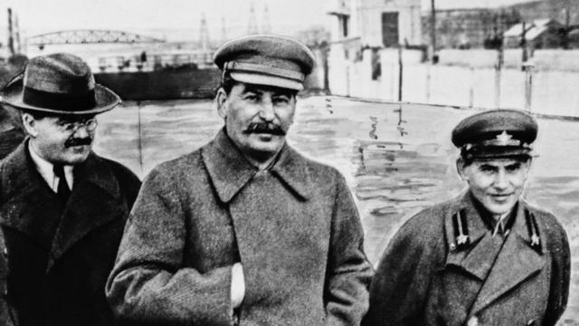 Слева направо: Вячеслав Молотов, Иосиф Сталин и Николай Ежов на Беломорско-Балтийском канале (7 декабря 1937 г.)