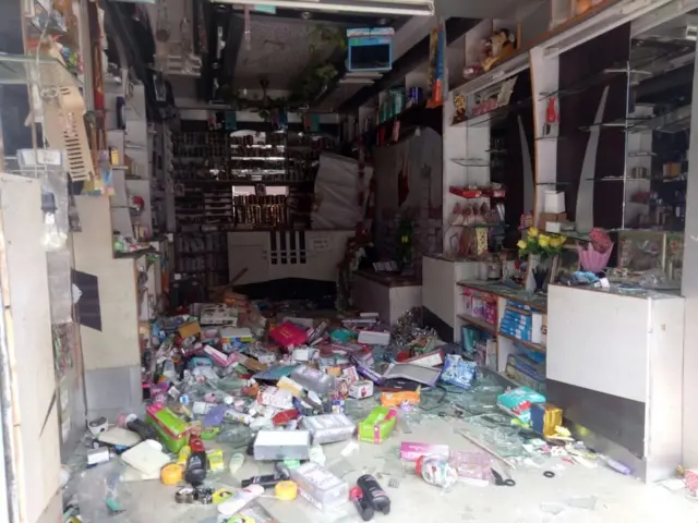 दुकानों में लूटपाट