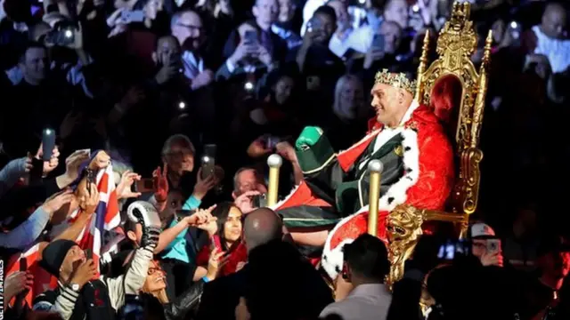 Fury alibebwa hadi katika ulingo wa ndondi kupitia kiti cha enzi