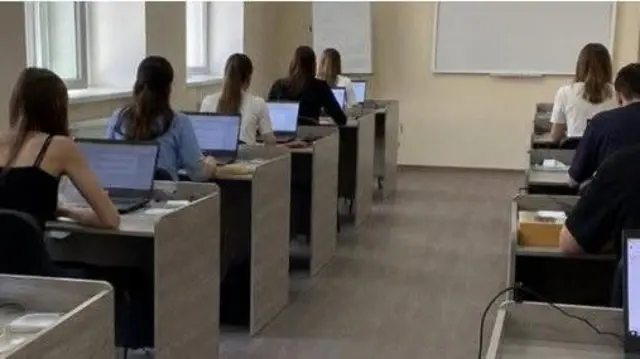 випускники пишуть тести