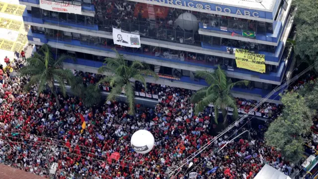 Manifestantes se reúnemjogo online quinavolta do Sindicato dos Metalúrgicos do ABC,jogo online quinaSão Bernardo do Campo, na manhã deste sábado.