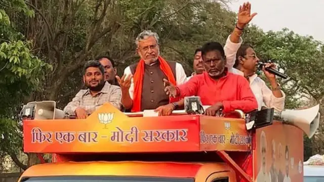 चुनाव प्रचार के दौरान अजय मंडल (सबसे दाएं)