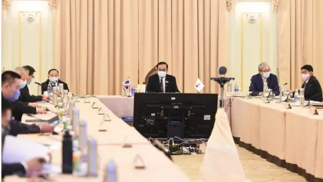 ตามปกติ ครม. จะประชุมกันทุกวันอังคาร แต่วันนี้ นายกฯ ได้เชิญประชุมเป็นกรณีพิเศษ โดยได้จัดที่นั่งแบบ "เว้นระยะห่าง" เกิน 2 เมตร