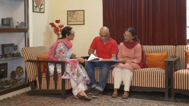 दलीप सिंह की पोती हरीना सौरभ दुग्गल को तस्वीरें दिखाती हुईं.