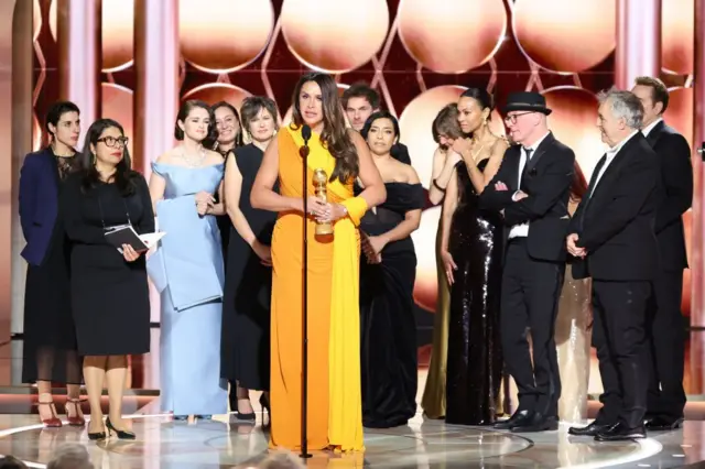 Karla Sofía Gascón habla después de que "Emilia Pérez" recibiera el Globo de Oro a mejor película de comedia o musical