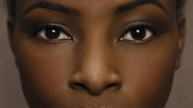 Primer plano de mujer negra.