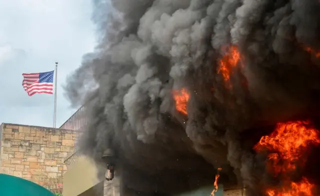quema de neumáticos en la embajada de EEUU de Tegucigalpa.
