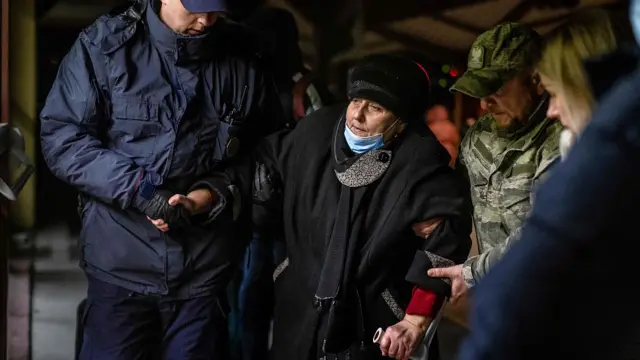 Russia invade Ukraine: Latest fotos of welcome for thousands of Ukrainians wey escape
