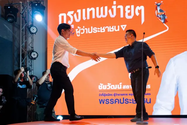 วิโรจน์ ลักขณาอดิศร อดีตผู้สมัครผู้ว่าฯ กทม. พรรคส้ม บอกว่า ชัยวัฒน์เป็นคนที่มี "ดีเอ็นเอ" ของพรรค และจะไม่ไปไหนแน่ ๆ