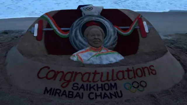 ओडिशा के पुरी में रेत से बनी मीराबाई चानू की आकृति.