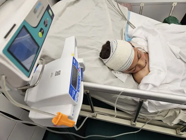 آدم کی دو سرجیاں ہو چکی ہیں اور اس کی حالت اب مستحکم بتائی جاتی ہے۔