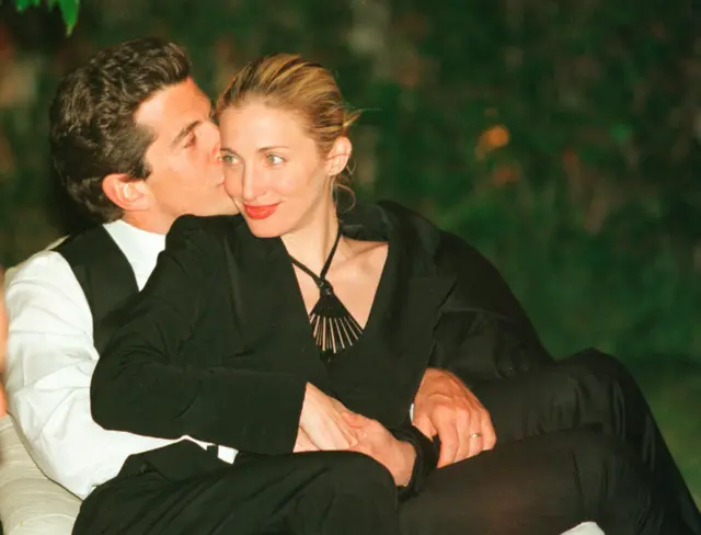 John F. Kennedy, Jr. le da a su esposa Carolyn un beso en la mejilla durante la cena anual de corresponsales de la Casa Blanca el 1 de mayo de 1999 en Washington, D.C.