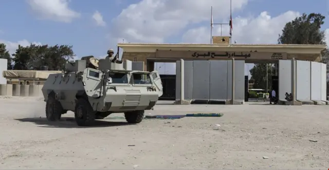 Ụgbọagha a hụrụ n'okeala Rafah na-aga Gaza n'ụbọchị 19 nke ọnwa Oktoba