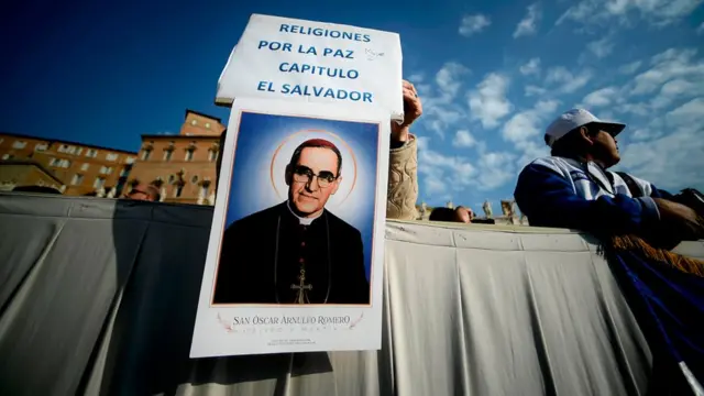 Feligreses salvadoreños en la plaza San Pedro