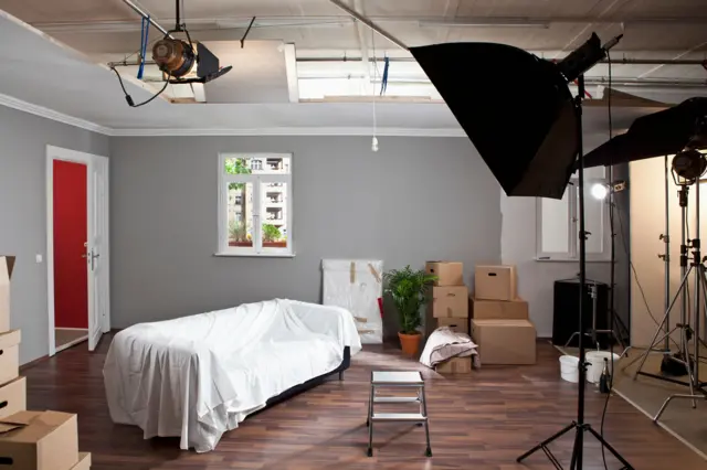 প্রতীকী ছবি -শুটিং সেটে একের পর এক ভয়াবহ অভিজ্ঞতার কথা কমিটির সামনে তুলে ধরেছেন নির্যাতনের শিকার নারীরা। 