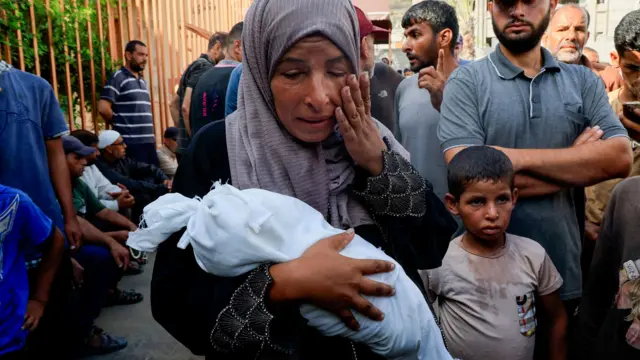 Alaa al-Najjar chora a morte de seu bebê Yehia, de três meses, que morreu de desnutrição, segundo os médicos, no Hospital Nasser de Khan Younis, no sul da Faixa de Gaza, em meio a uma crise de fome, no dia 20 de julho de 2025.