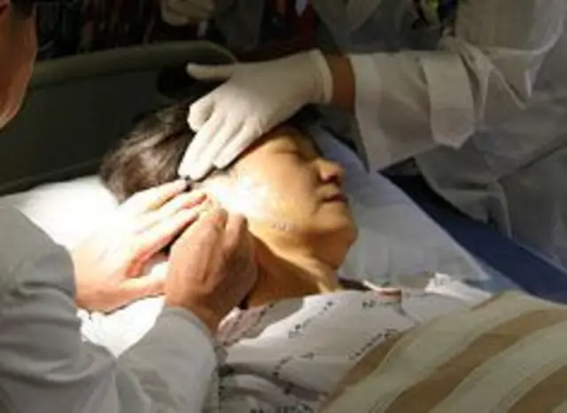 박근혜 전 대통령이 2006년 한나라당 대표를 역임하던 시절 오세훈 서울시장 후보 지지유세에 나섰다가 괴한에 피습, 긴급후송된 신촌 세브란스 병원에서 진료를 받고 있는 모습