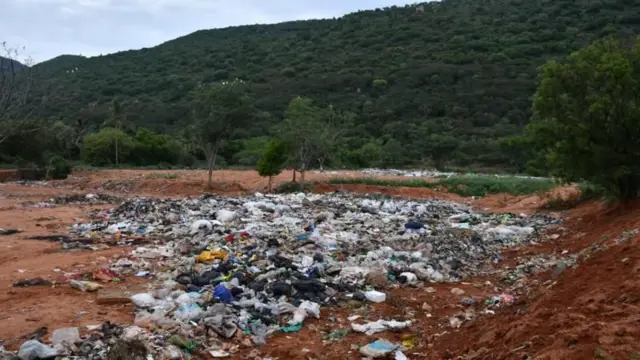 जंगलाशेजारी असलेल्या रिकाम्या जागेत कचरा टाकलेला दिसत आहे.