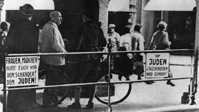 Grupo de personas apartadas en la II Guerra Mundial