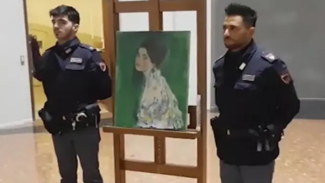 Policías custodian cuadro