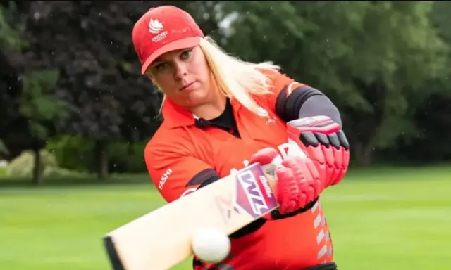 Umunya-Canada Danielle McGahey ni we yabaye umukinyi wa mbere y'uwishira mu bagore yavutse ari umugabo mu rukino rwa cricket yitavye inkino mpuzamakungu 