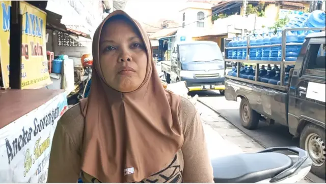 Penjual eceran Ninik menolak kebijakan larangan menjual gas 3 kg.