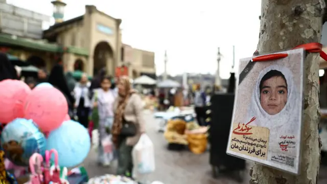 Фотографија девојчице убијене у америчко-израелским нападима окачена је на дрвету једног од техеранских базара